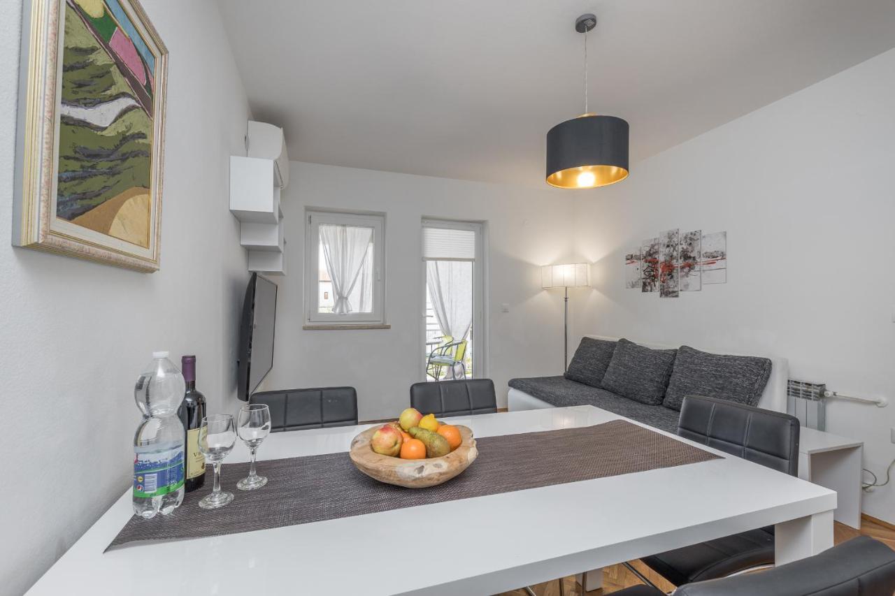 Apartments Hrestak Пореч Екстер'єр фото