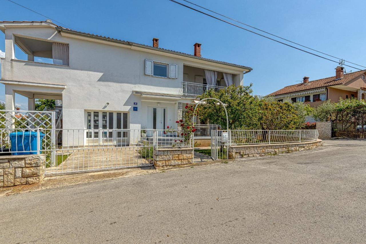 Apartments Hrestak Пореч Екстер'єр фото