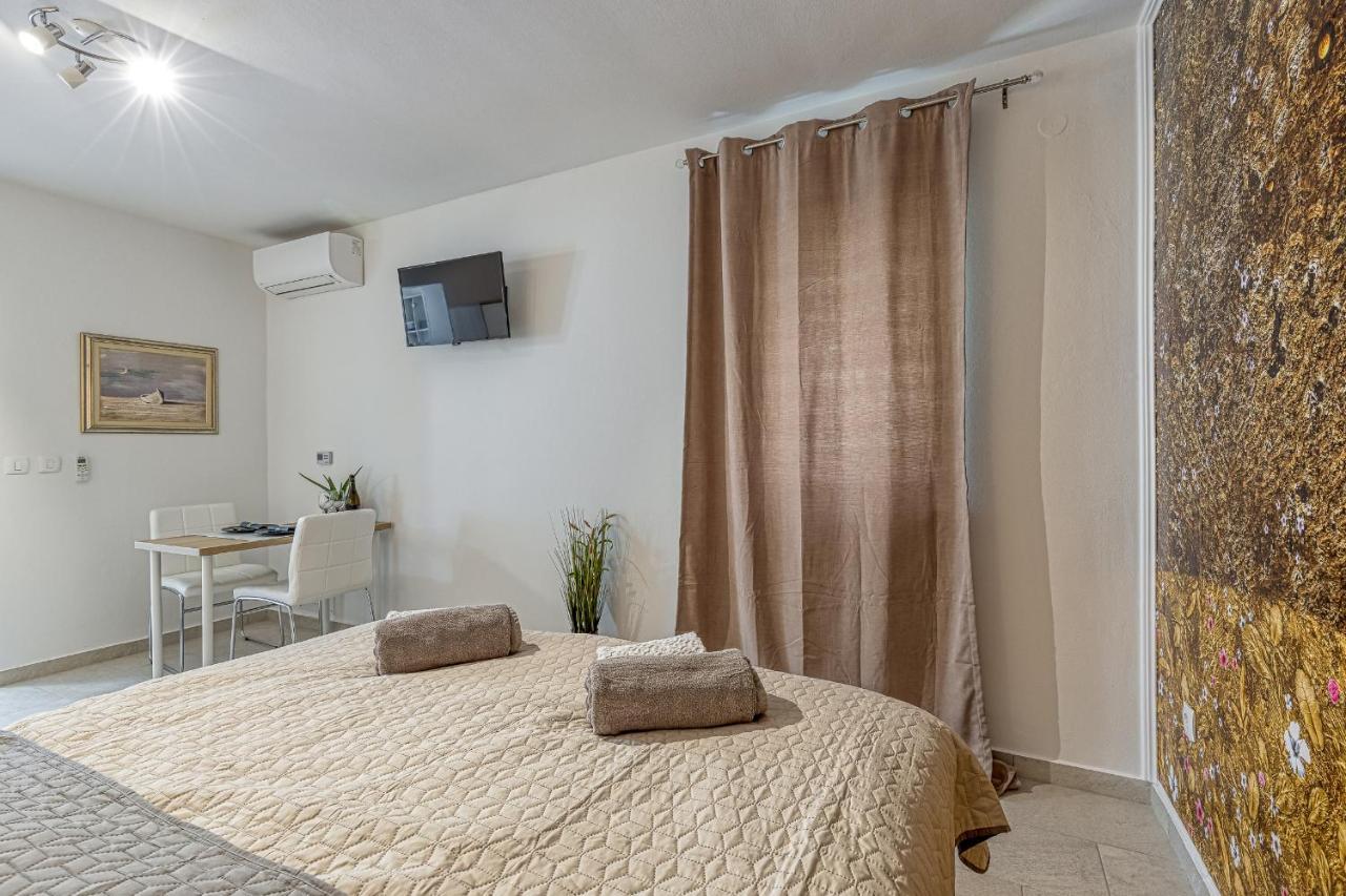 Apartments Hrestak Пореч Екстер'єр фото