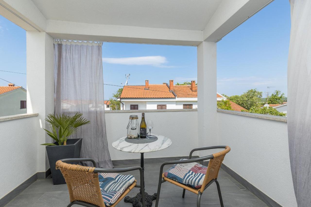 Apartments Hrestak Пореч Екстер'єр фото