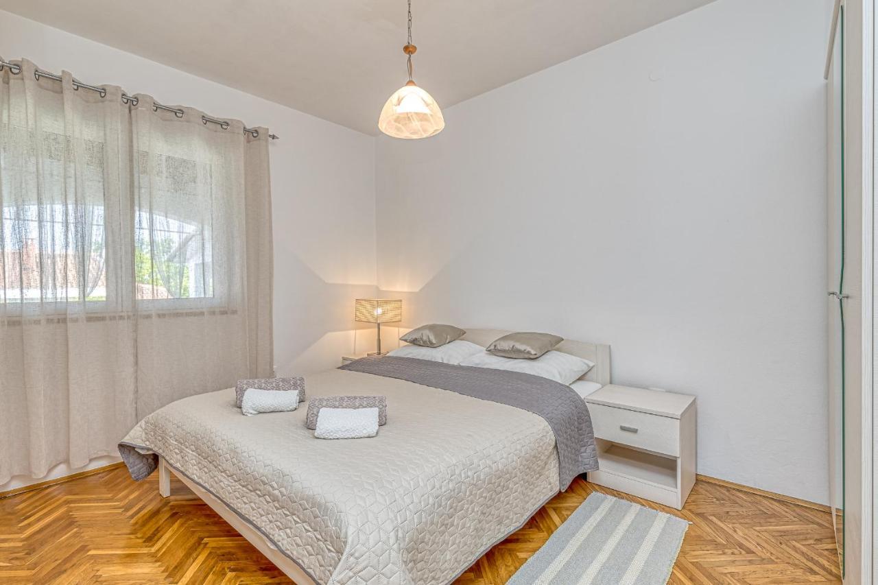 Apartments Hrestak Пореч Екстер'єр фото